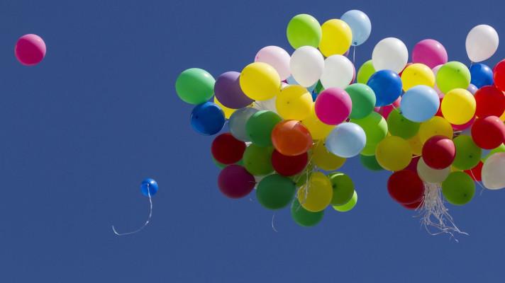 Vypouštění balónků nebo lampiónů do přírody není vhodnou oslavou