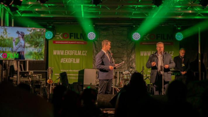 Grand Prix EKOFILMU je poctou poslednímu nosorožci. Česká záchrana zubrů korunována prezidentem festivalu Grand Prix EKOFILMU je poctou poslednímu nosorožci. Česká záchrana zubrů korunována prezidentem festivalu