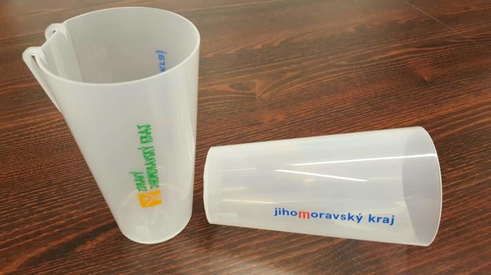 Jihomoravský kraj rozdělil mezi obce 10 000 vratných kelímků Jihomoravský kraj rozdělil mezi obce 10 000 vratných kelímků