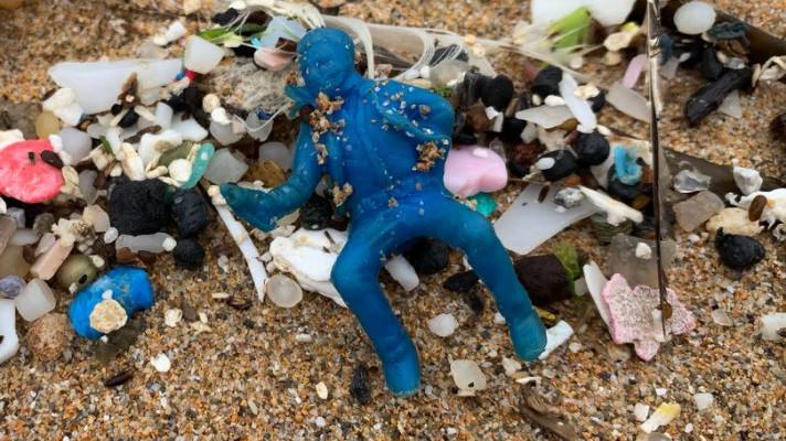 Moře na britskou pláž vyplavuje 60 let staré plastové hračky
