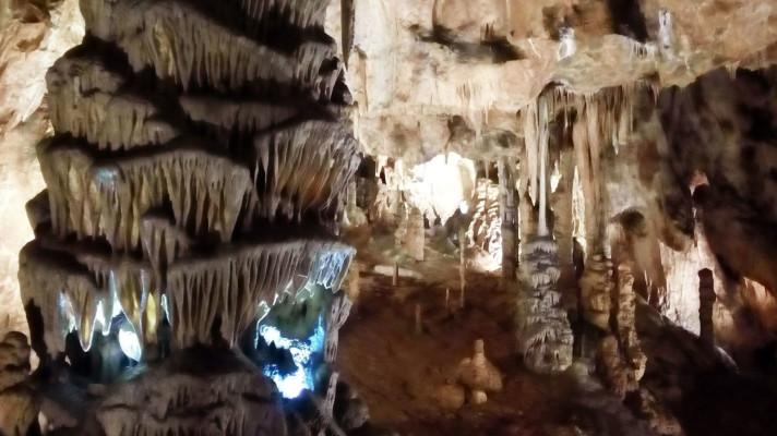 Hlavní turistická sezona v českých a moravských jeskyních skončila, některé z nich zvou návštěvníky i v zimě