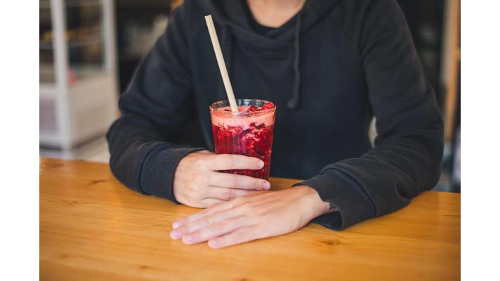 Přichází tzv. "doba bezplastová." Se 100 % přírodními brčky Bamboo si dáte drink bez chemií a výčitek Přichází tzv. "doba bezplastová." Se 100 % přírodními brčky Bamboo si dáte drink bez chemií a výčitek