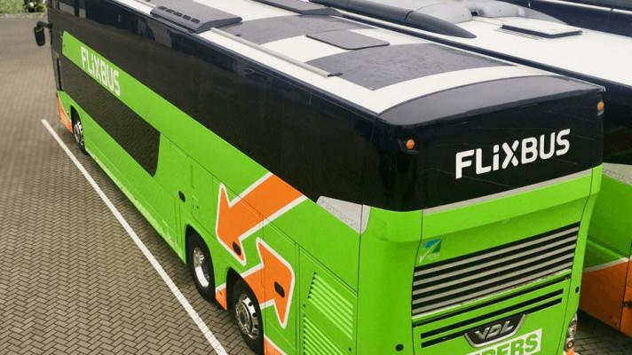 FlixBus testuje další projekt, jak snížit emise. Střechu autobusu osázel solárními panely FlixBus testuje další projekt, jak snížit emise. Střechu autobusu osázel solárními panely
