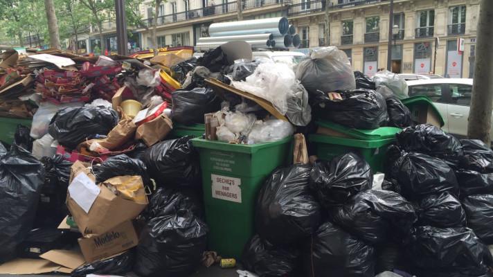 V ulicích Paříže se kvůli stávce ve spalovnách hromadí odpadky