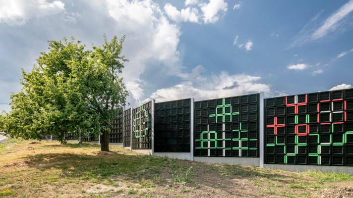 PŘES 183 000 PNEUMATIK LONI NESKONČILO NA SKLÁDCE ČI VE SPALOVNĚ. JSOU Z NICH UNIKÁNÍ PROTIHLUKOVÉ STĚNY PŘES 183 000 PNEUMATIK LONI NESKONČILO NA SKLÁDCE ČI VE SPALOVNĚ. JSOU Z NICH UNIKÁNÍ PROTIHLUKOVÉ STĚNY