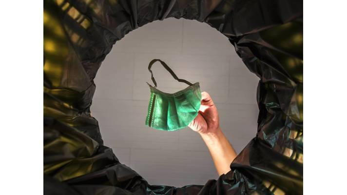 Třídit odpad smí jen zdravé domácnosti. Roušky vyhazujte do černé popelnice, ale v plastovém obalu Třídit odpad smí jen zdravé domácnosti. Roušky vyhazujte do černé popelnice, ale v plastovém obalu