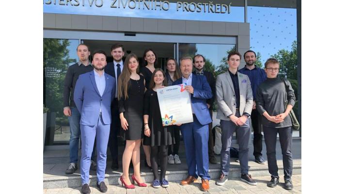 MŽP se zavázalo hájit zájmy mladých lidí. Ministr Brabec podepsal Klimatický příslib mládeži OSN MŽP se zavázalo hájit zájmy mladých lidí. Ministr Brabec podepsal Klimatický příslib mládeži OSN