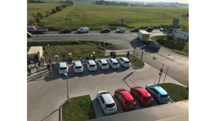 Dvanáctka Renaultů obklopila na dvě hodiny trio rychlodobíječek u dálnice D0. Bateriový systém s fotovoltaikou v zádech nápor ustál!