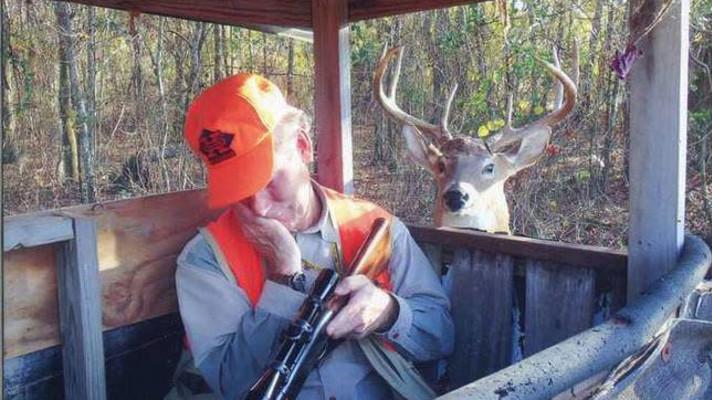 Myslivec z Českokrumlovska tvrdí, že mu jelen odnesl zbraň