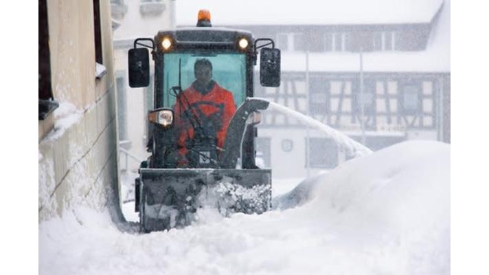 Kdo zodpovídá za úklid sněhu ve městech a obcích? Jak je to s úklidem chodníků a kdo zodpovídá za padající sníh a led ze střech domů?