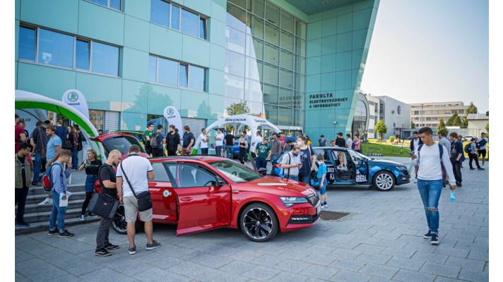 Roadshow ŠKODA iV DAY zaměřená na elektromobilitu podporuje technické vzdělávání na českých univerzitách
