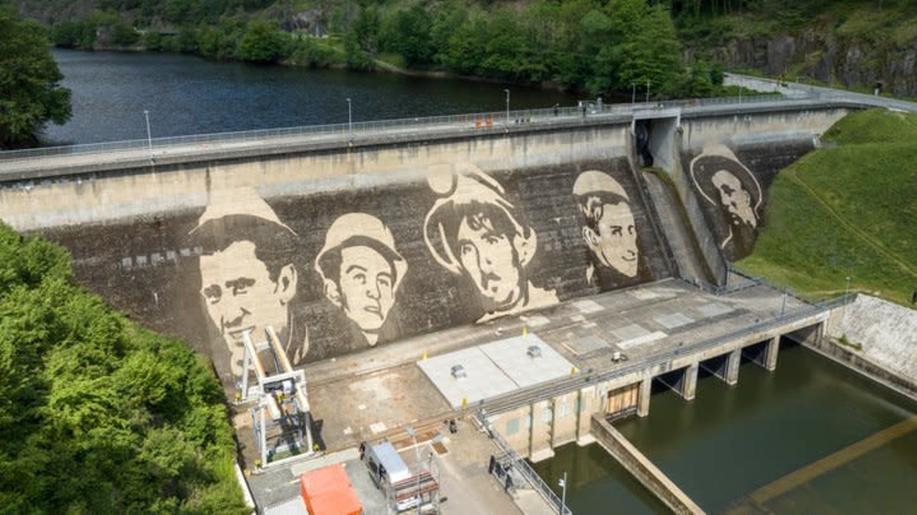 Nejnovější dílo velkoformátové reverzní graffiti Klause Dauvena vzniklo vysokotlakými čističi v Lucembursku jako pocta stavitelům přehrady a elektrárny