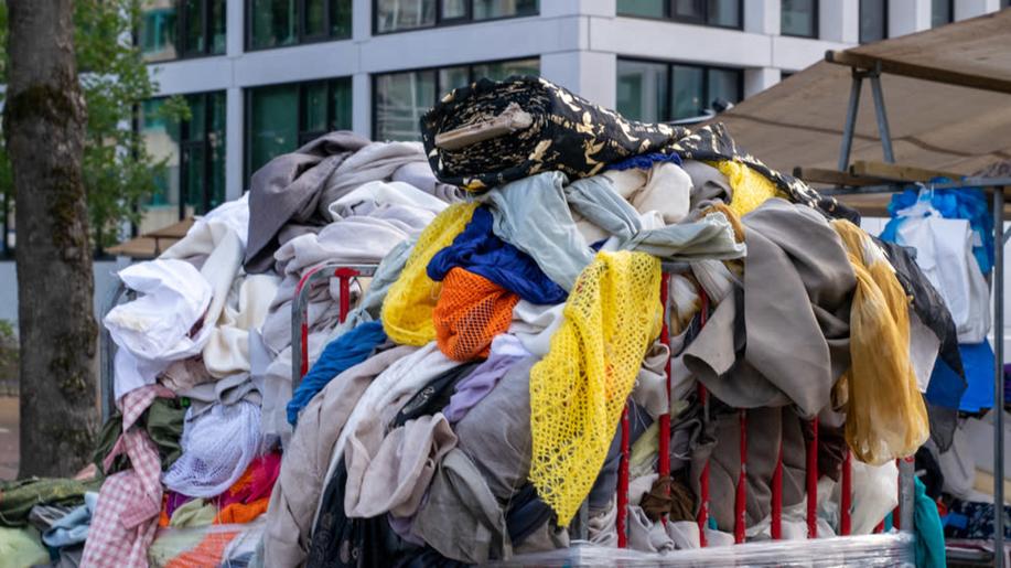 Nový metodický návod odboru cirkulární ekonomiky a odpadů MŽP k oddělenému soustřeďování textilního odpadu