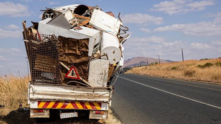 Policie na hranicích zadržela kamiony s ilegálním odpadem