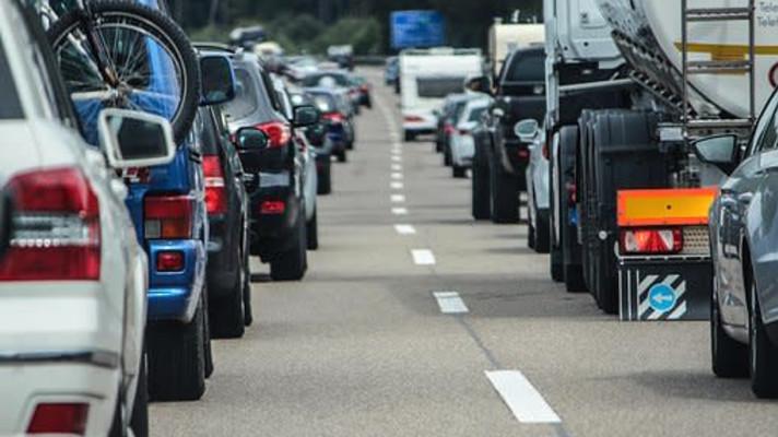 Polovinu škodlivých emisí z dopravy v Praze produkuje pět pct aut