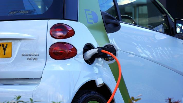 Hlavní město pokračuje v budování nabíječek pro elektromobily z lamp veřejného osvětlení