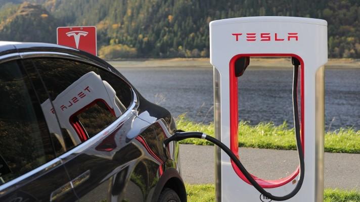Tesla chce v Číně vyrábět nabíječky pro elektromobily