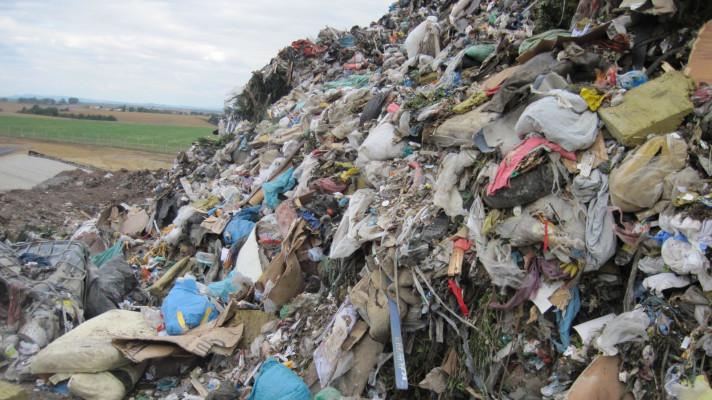 Jako nejvážnější globální problém vidí Češi hromadění odpadu