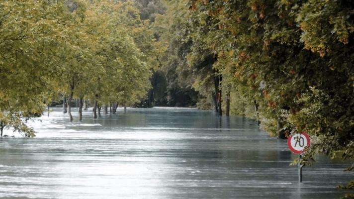 Ústřední povodňová komise upozorňuje na vysoké nebezpečí srážek a bouřek