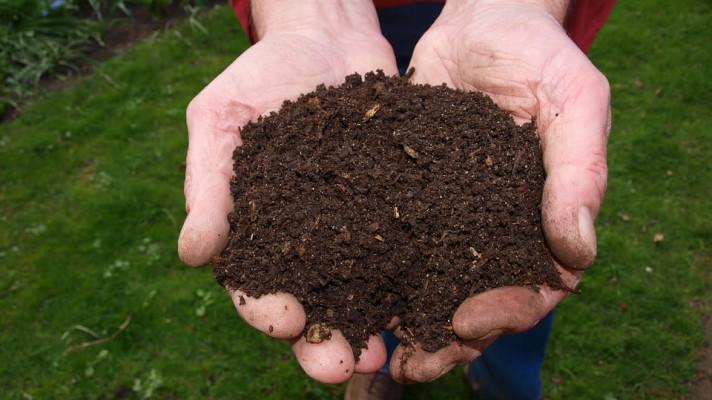 Kraj Vysočina zadal projekt využití kompostu vyrobeného z odpadu na zemědělských plochách v oblastech ochrany vod