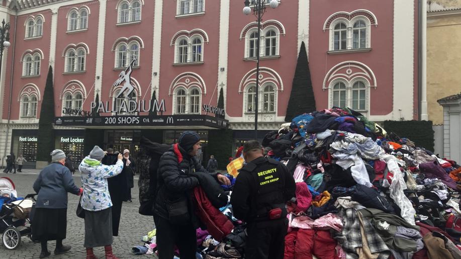 Čtyři tuny oblečení na náměstí Republiky upozorňují na problém textilního odpadu