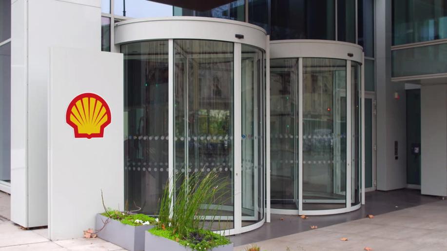 Shell nemusí drasticky snižovat emise, soud v Haagu odmítl stížnost aktivistů