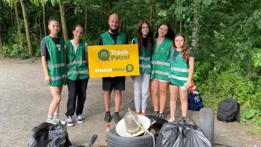 Díky úklidovým četám McDonald's zmizely z přírody tuny odpadu Díky úklidovým četám McDonald's zmizely z přírody tuny odpadu