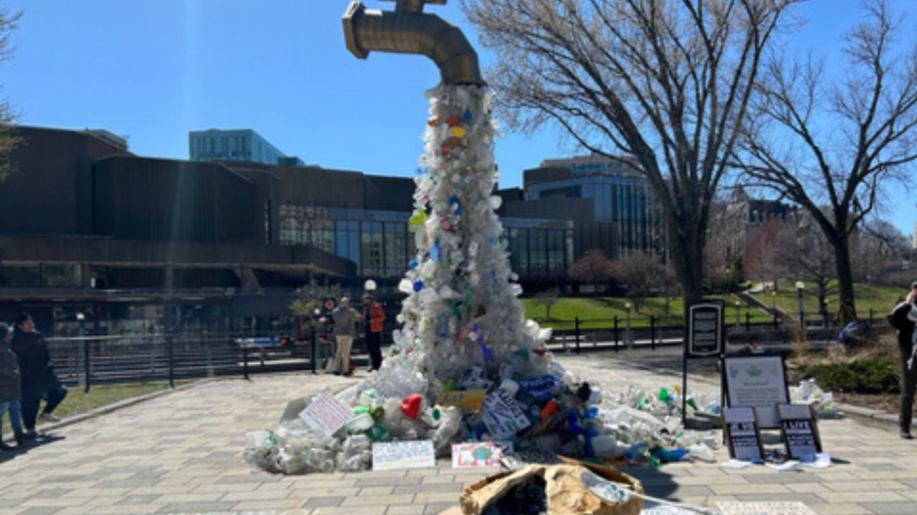 Blížíme se mezinárodní smlouvě, která ukončí znečištění plasty. Státy OSN jednaly v Kanadě Blížíme se mezinárodní smlouvě, která ukončí znečištění plasty. Státy OSN jednaly v Kanadě