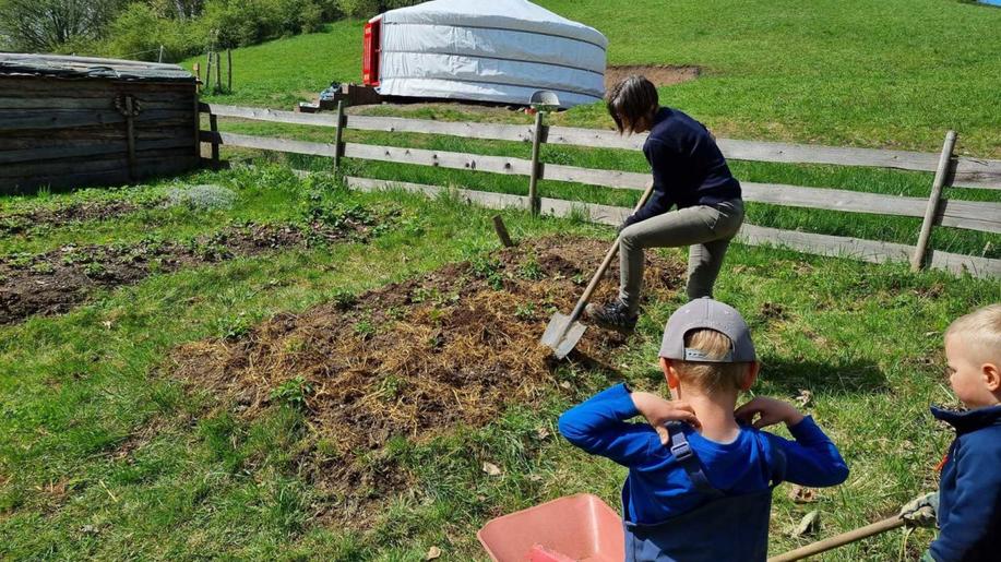 Zahrada vás vtáhne do děje! Aneb jak na zahradničení s dětmi? Zahrada vás vtáhne do děje! Aneb jak na zahradničení s dětmi?