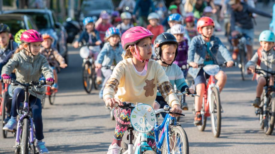 Školní cyklojízda. Vídeňské děti jezdí společně do škol