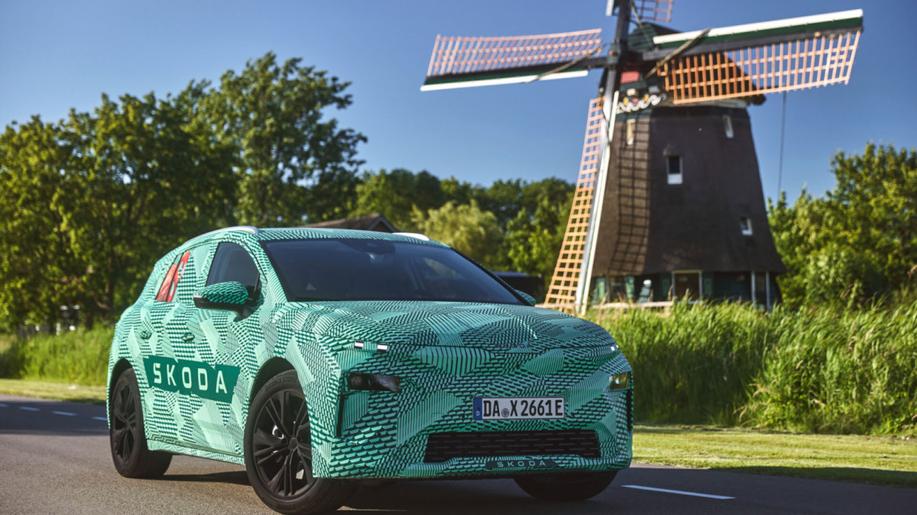  Plně elektrická Škoda Elroq: Průlom v segmentu kompaktních SUV, kamuflovaný vůz s jedinečným designem
