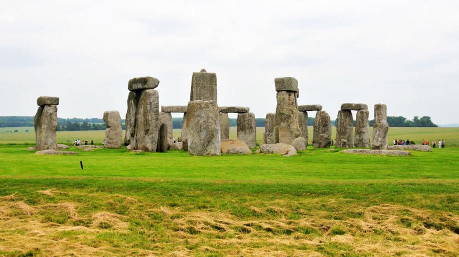 Klimatičtí aktivisté postříkali kamenný monument Stonehenge oranžovou barvou