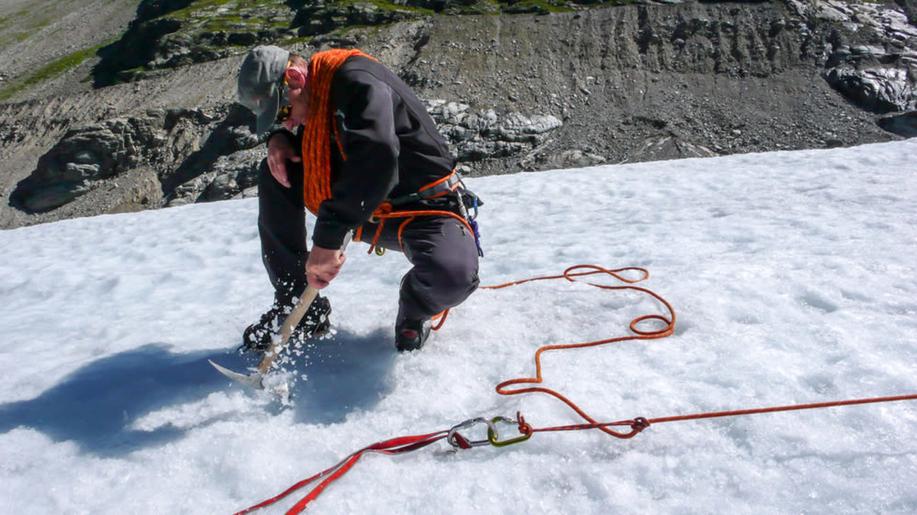 Ze švýcarského ledovce snesli dobrovolníci 250 kilogramů odpadků