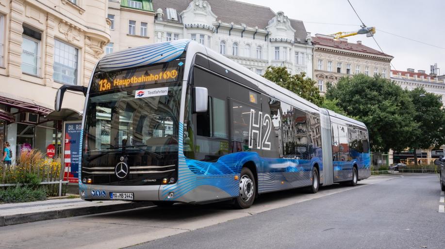 Vídeň testuje kloubový autobus na baterie a vodík