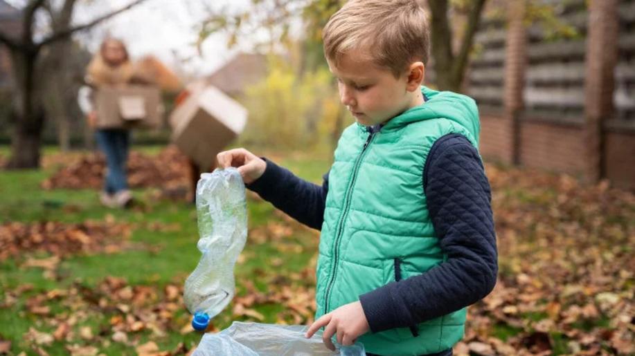 Tip na podzimní víkend: Vydejte se s dětmi na úklid okolí vašeho bydliště