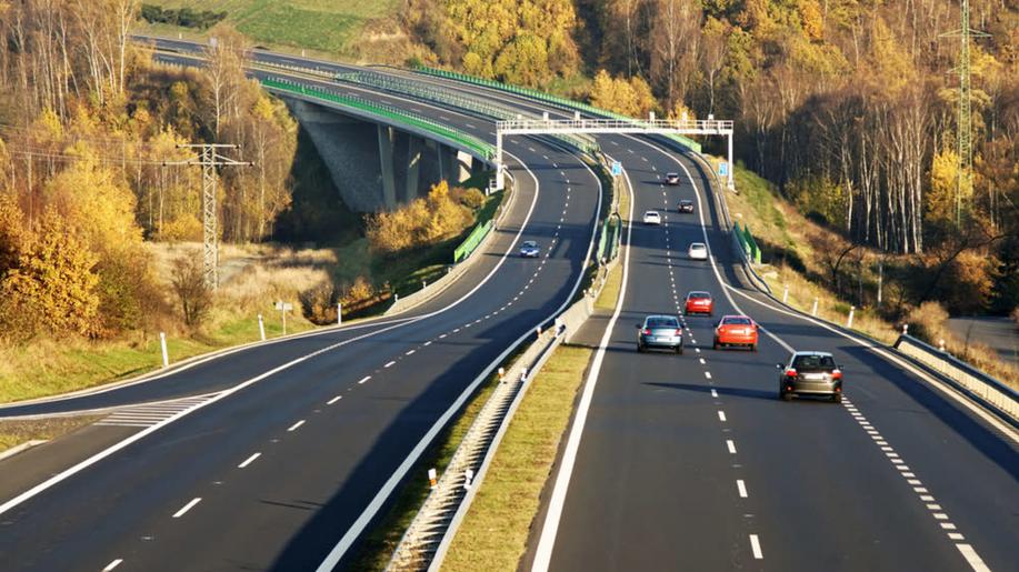 K ochraně životního může přispět každý řidič. Stačí si koupit dálniční známku