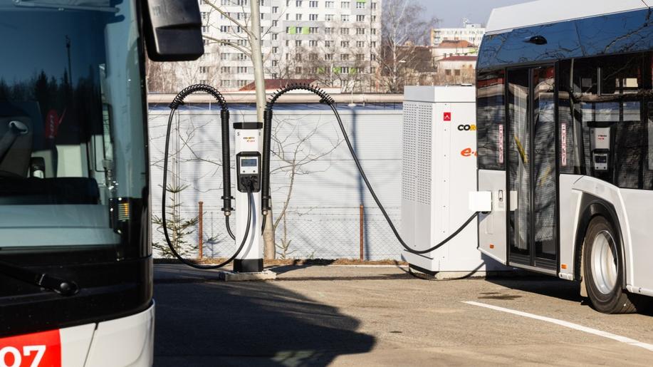 První v Česku: Comett Plus zajišťuje linkovou dopravu elektrobusy. Infrastrukturu dobíjení mu navrhl E.ON