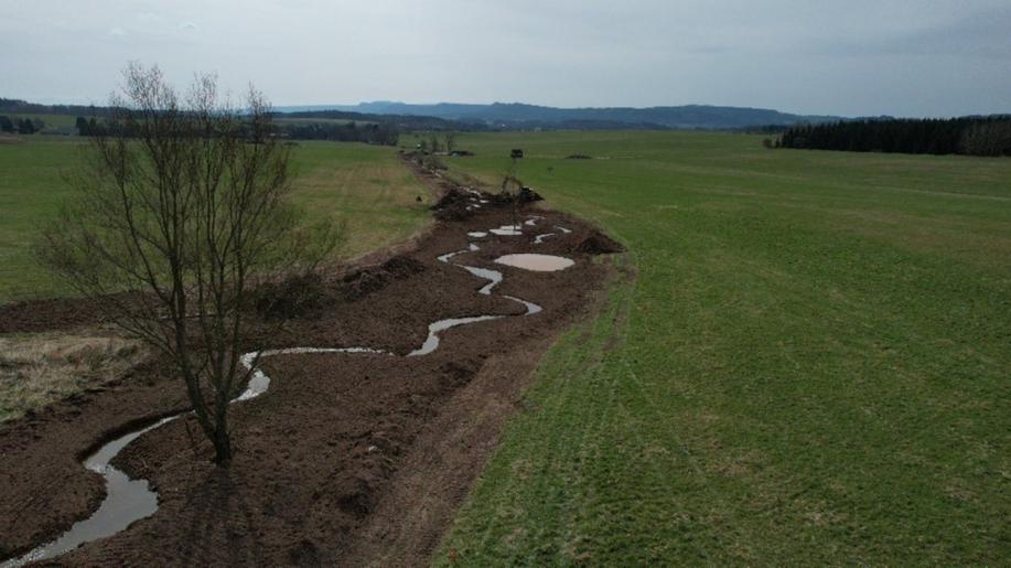 Meandry a mokřady: Lesy ČR vrací do broumovské krajiny vodu